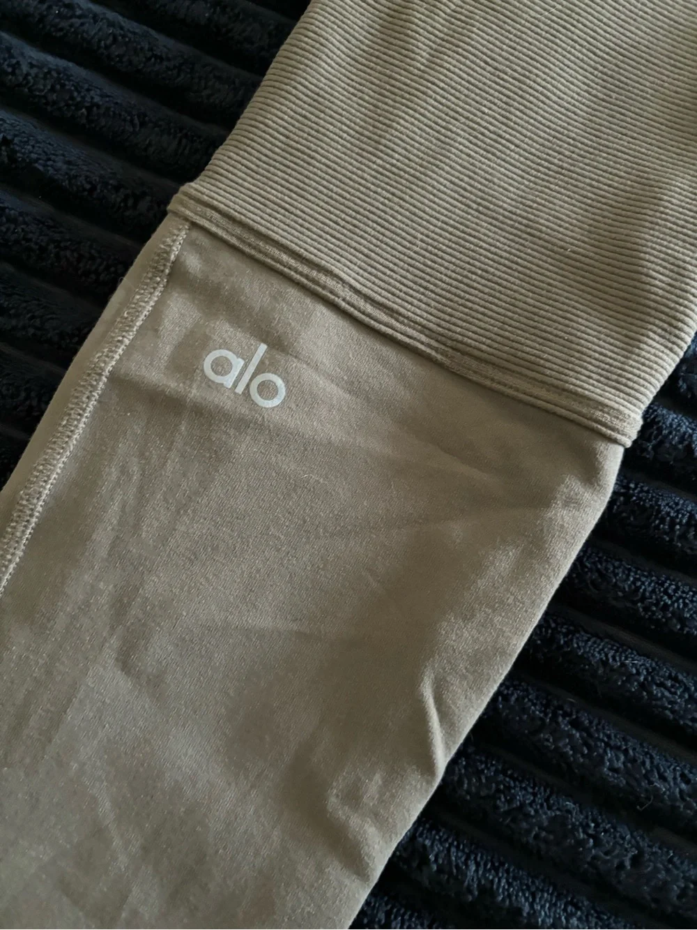 Alo Yoga • Avenue • High Rise Leggings